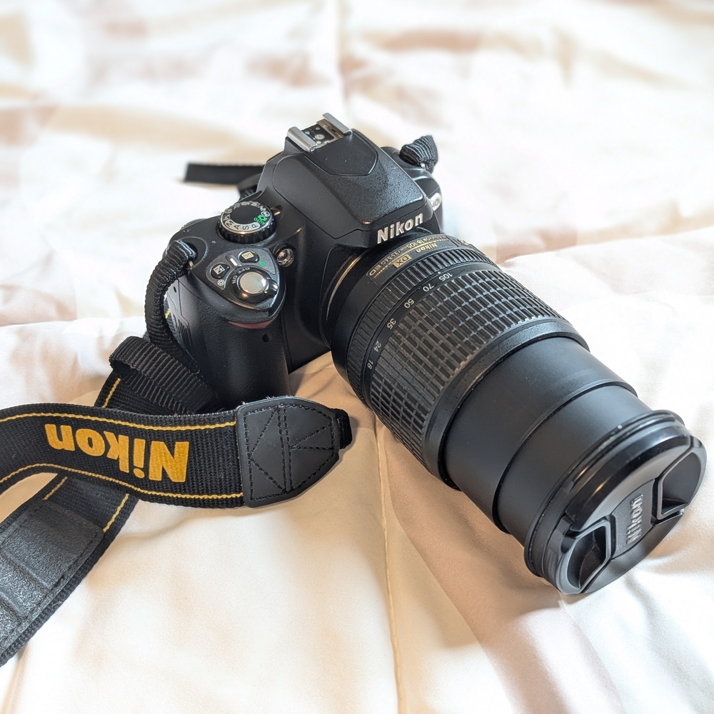 Nikon Black DSLR Camera W/ Flash and Charger Nikkor 18-105 mm VR Lens - Picture 3 of 10